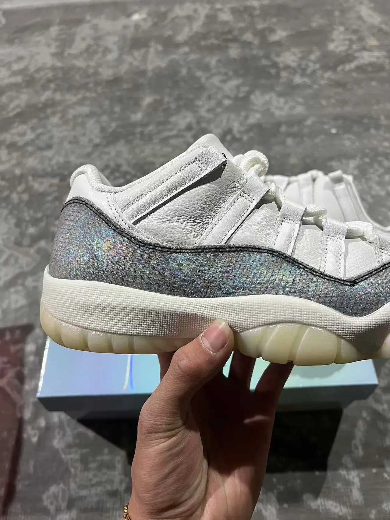 Air Jordan 11 সাদা ইরিডিসেন্ট ধূসর বাস্কেটবল জুতো 4