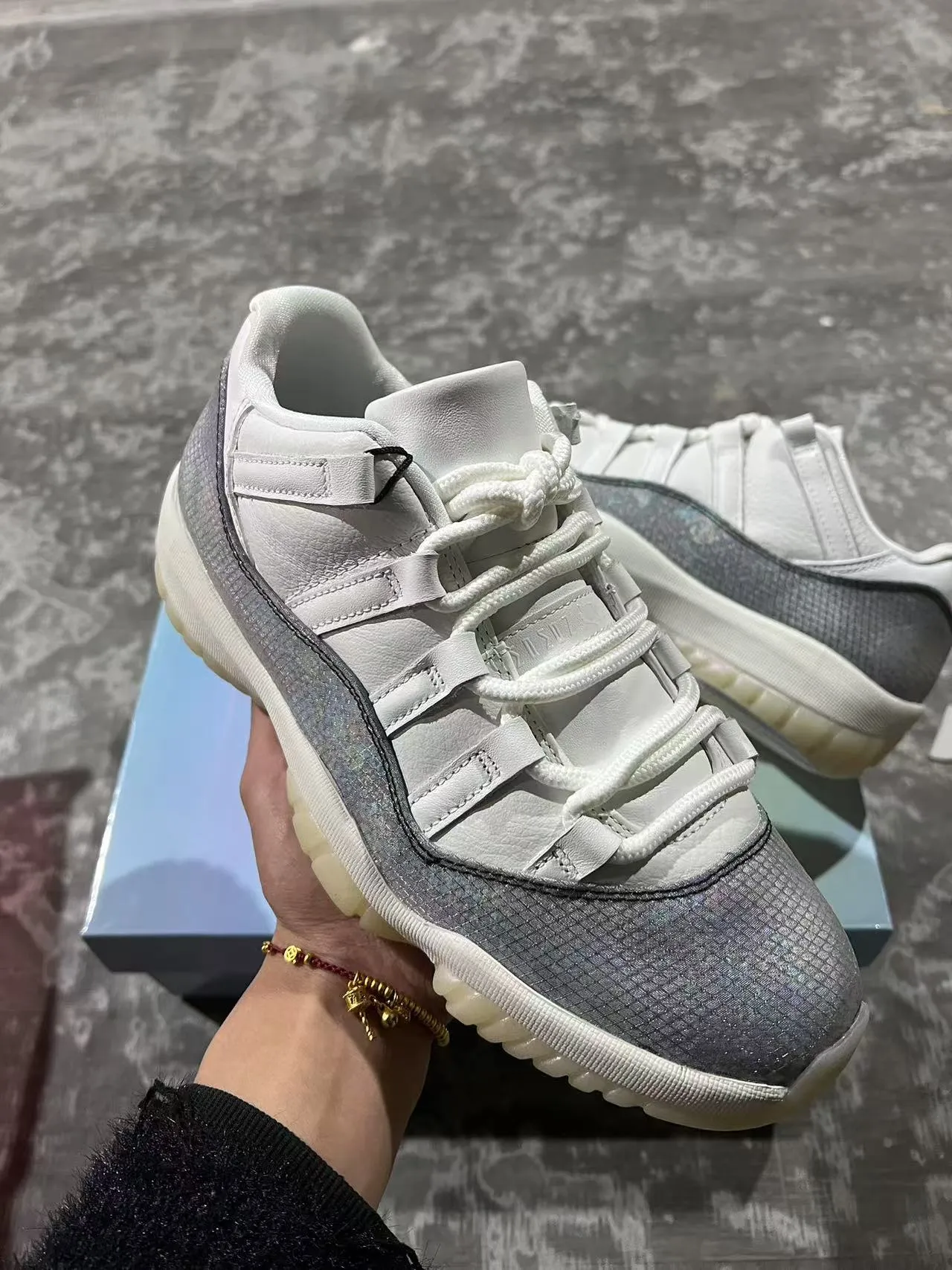 Air Jordan 11 সাদা ইরিডিসেন্ট ধূসর বাস্কেটবল জুতো 9