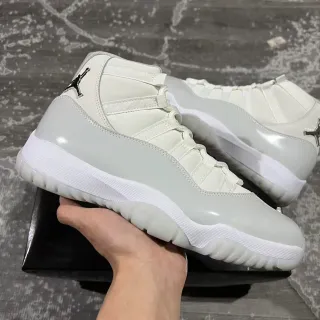 Tênis de basquete Air Jordan 11 em verniz branco