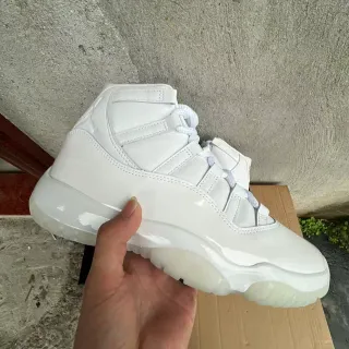 Tênis de basquete Air Jordan 11 de couro envernizado branco