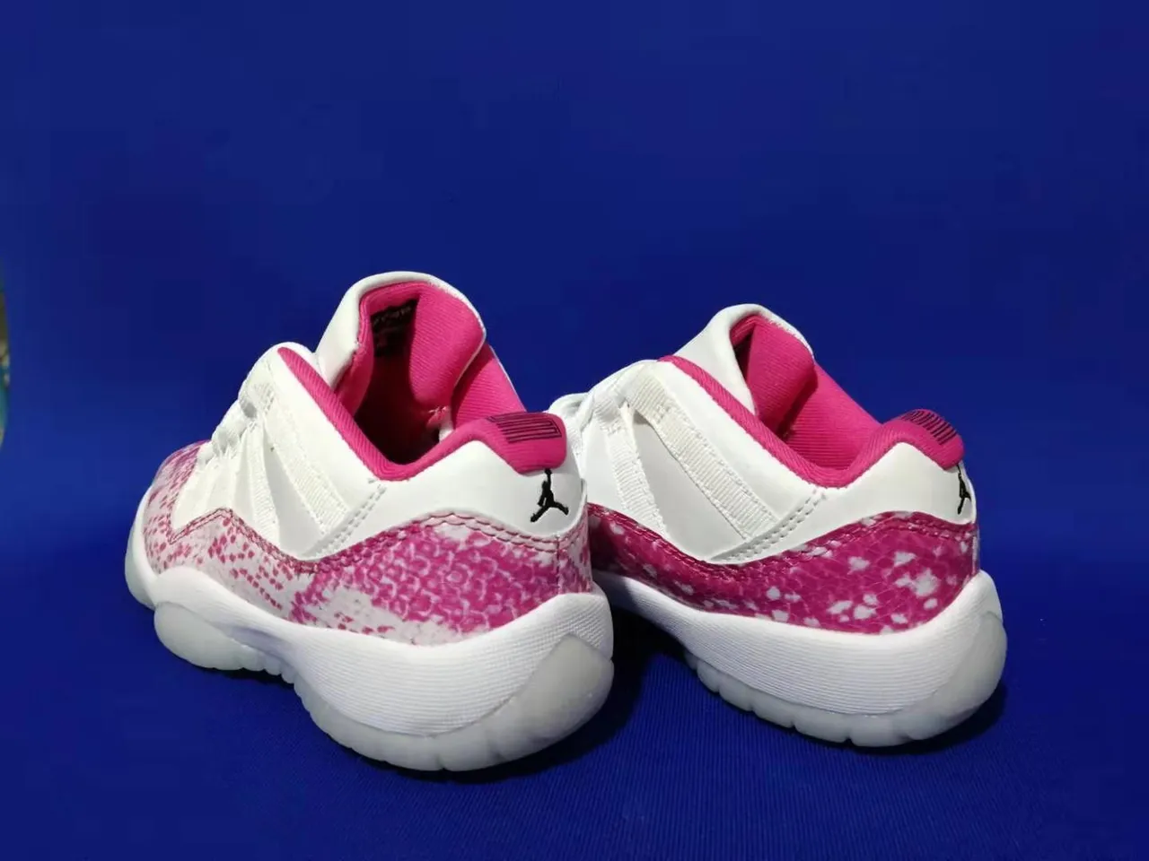 Air Jordan 11 Chaussures de Basketball Blanches à Taches Roses 2