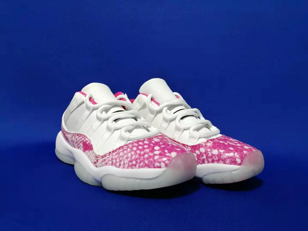 Air Jordan 11 Chaussures de Basketball Blanches à Taches Roses 3