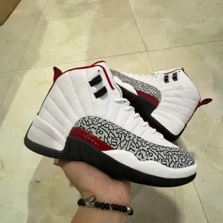 Air Jordan 12 白黑红大象印花篮球鞋