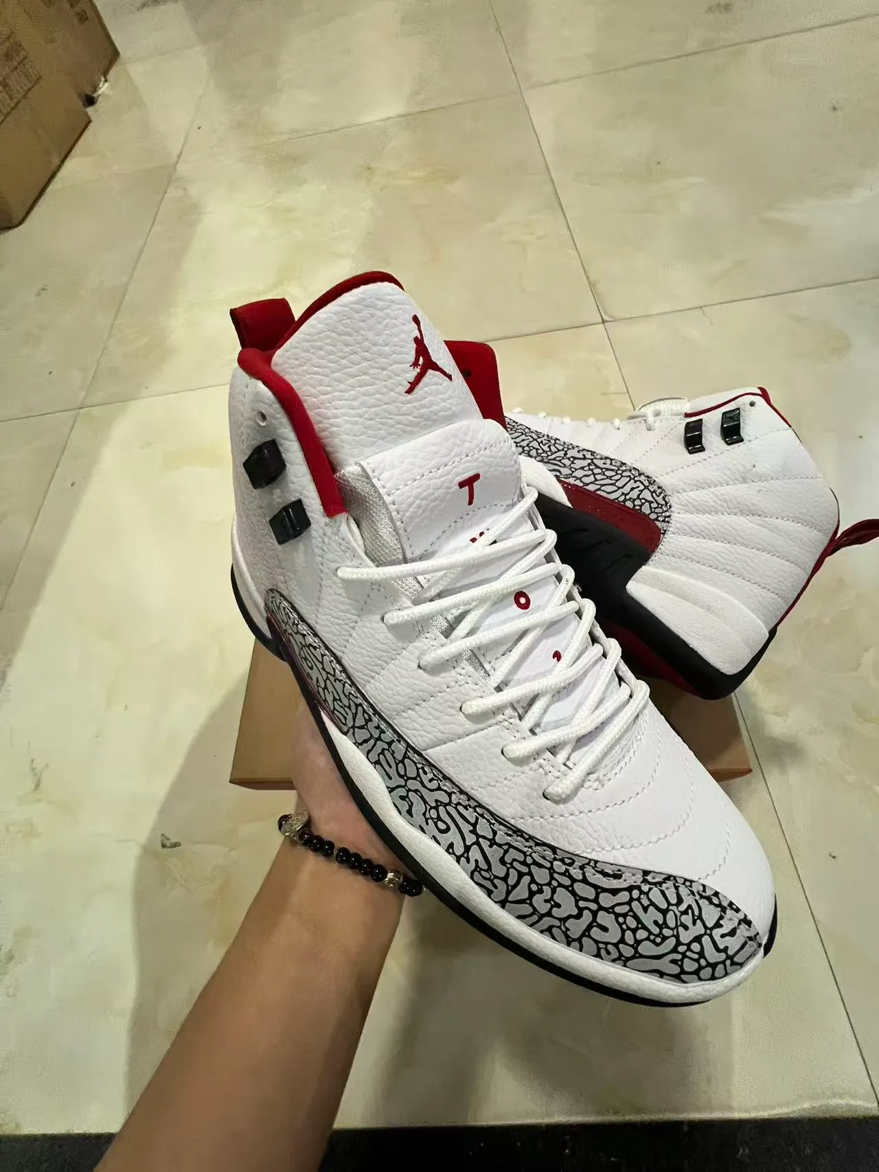 Air Jordan 12 白黑红大象印花篮球鞋 2
