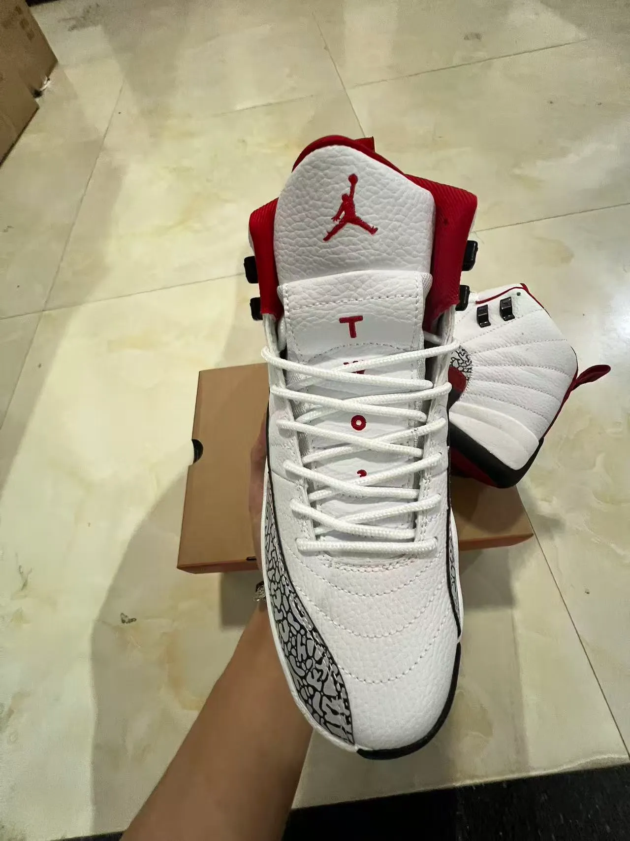 Air Jordan 12 白黑红大象印花篮球鞋 3