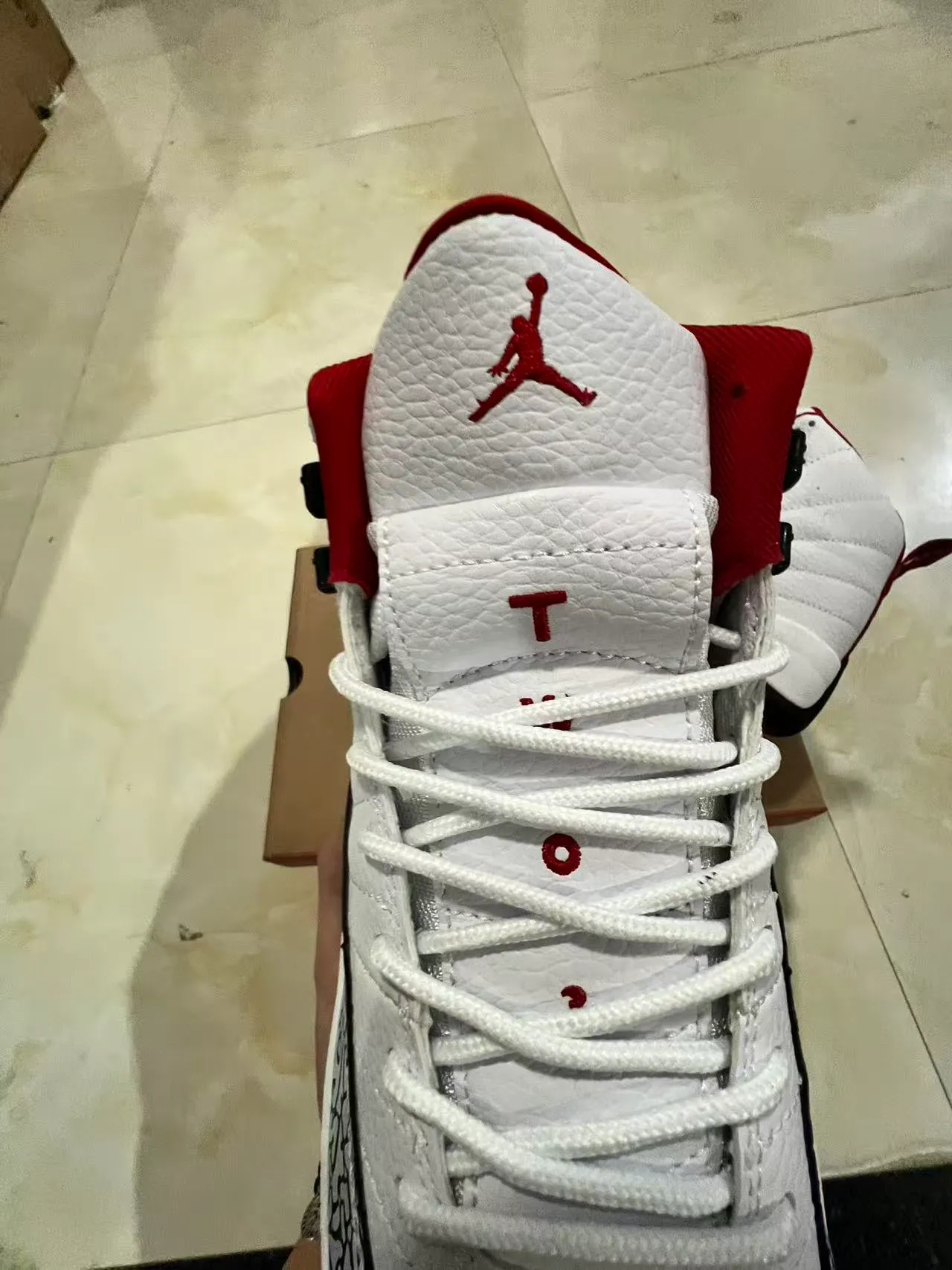 Air Jordan 12 白黑红大象印花篮球鞋 4