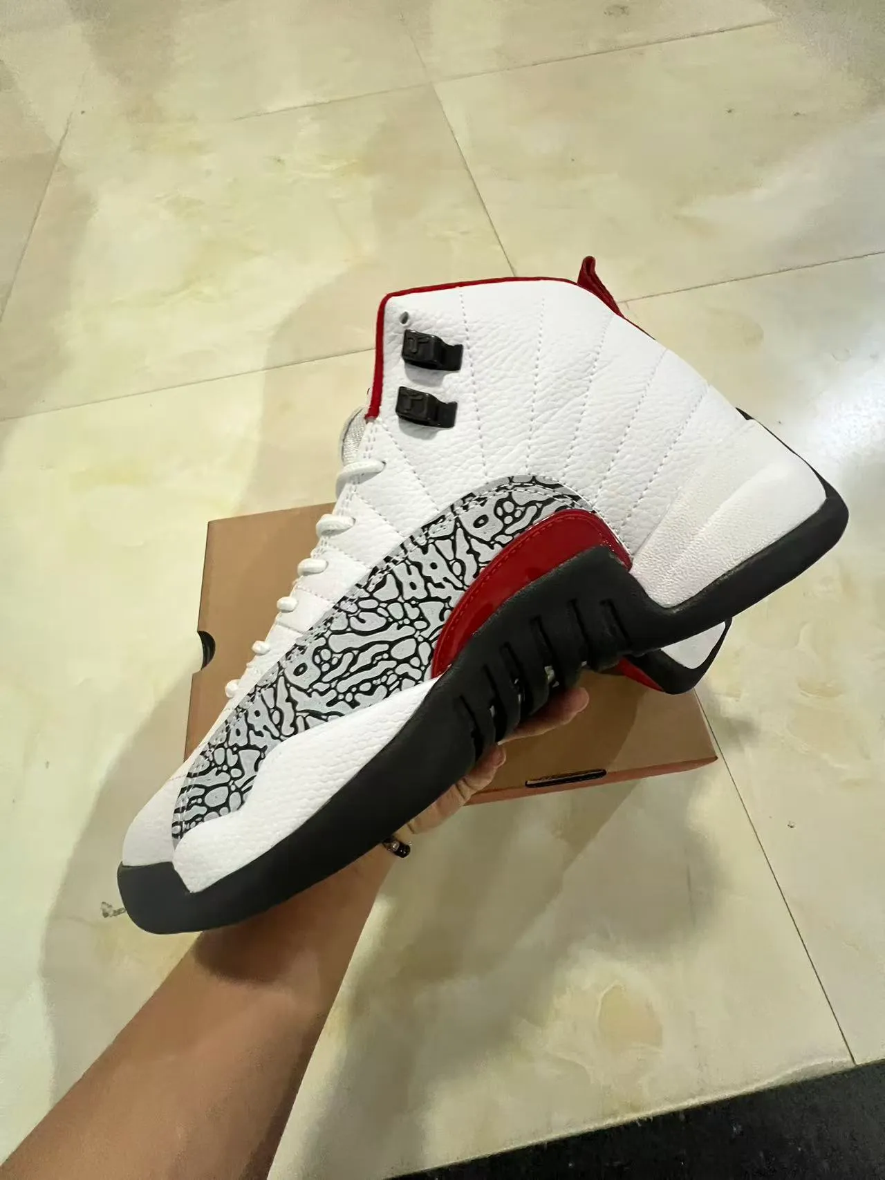 Air Jordan 12 白黑红大象印花篮球鞋 5