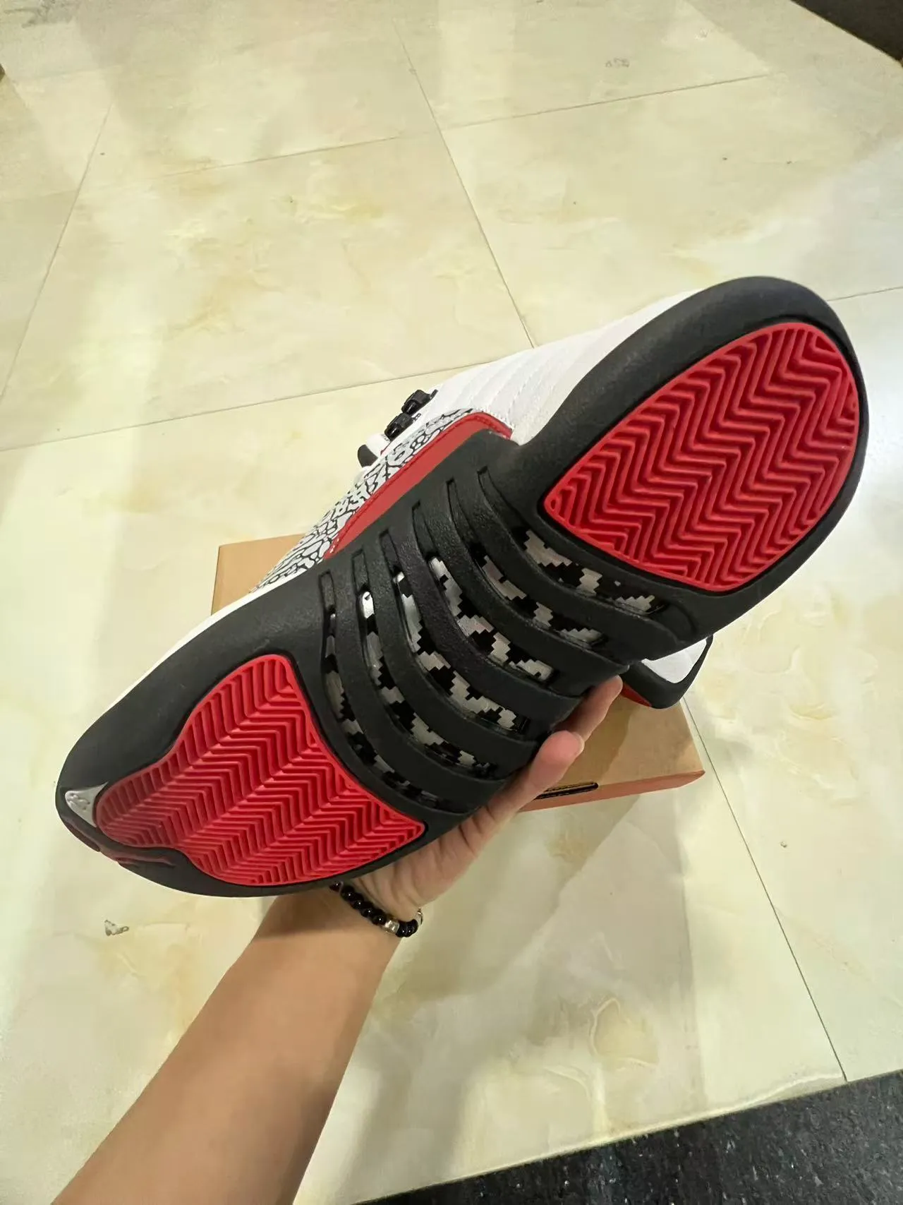 Air Jordan 12 白黑红大象印花篮球鞋 6