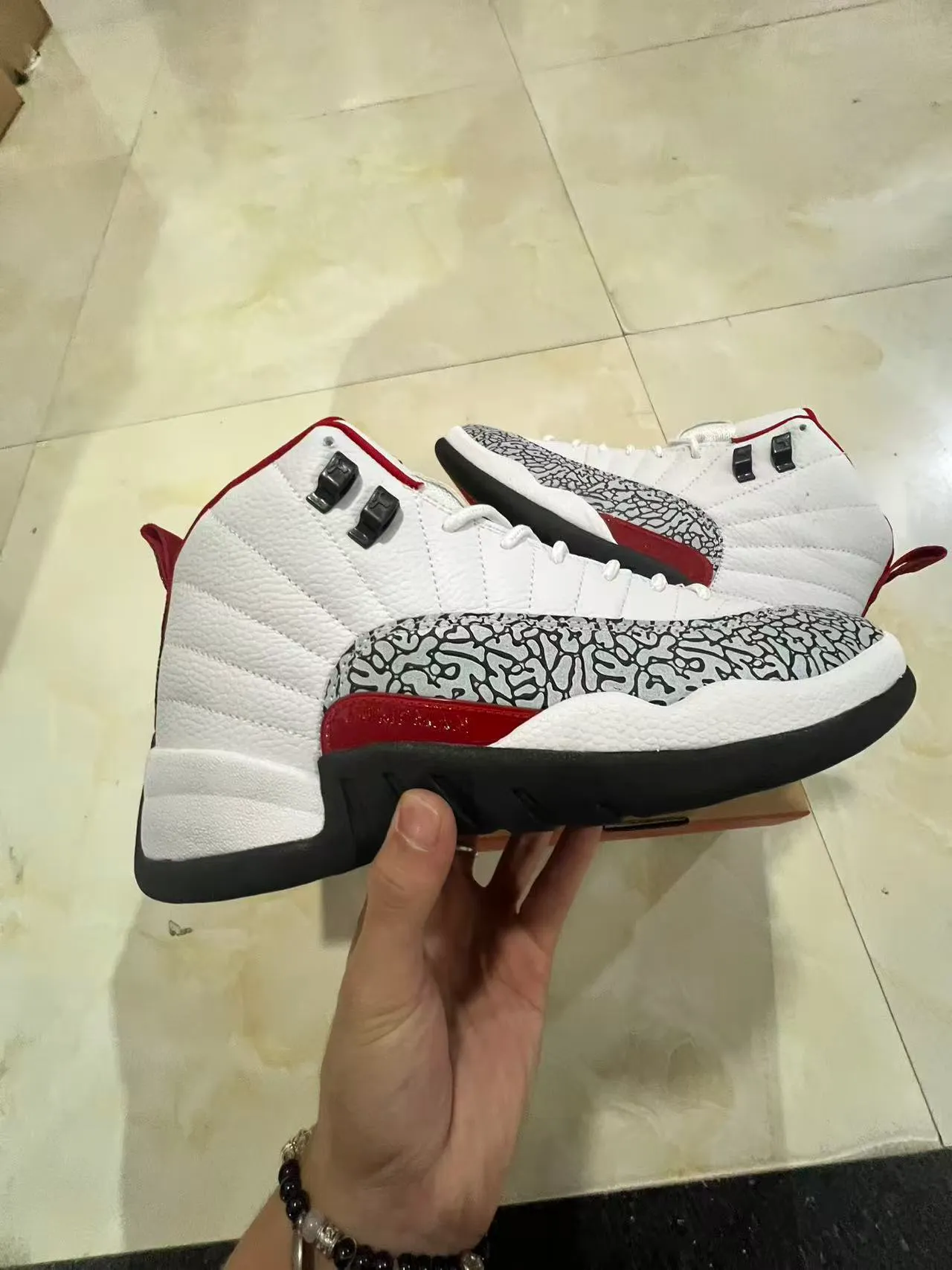 Air Jordan 12 白黑红大象印花篮球鞋 7
