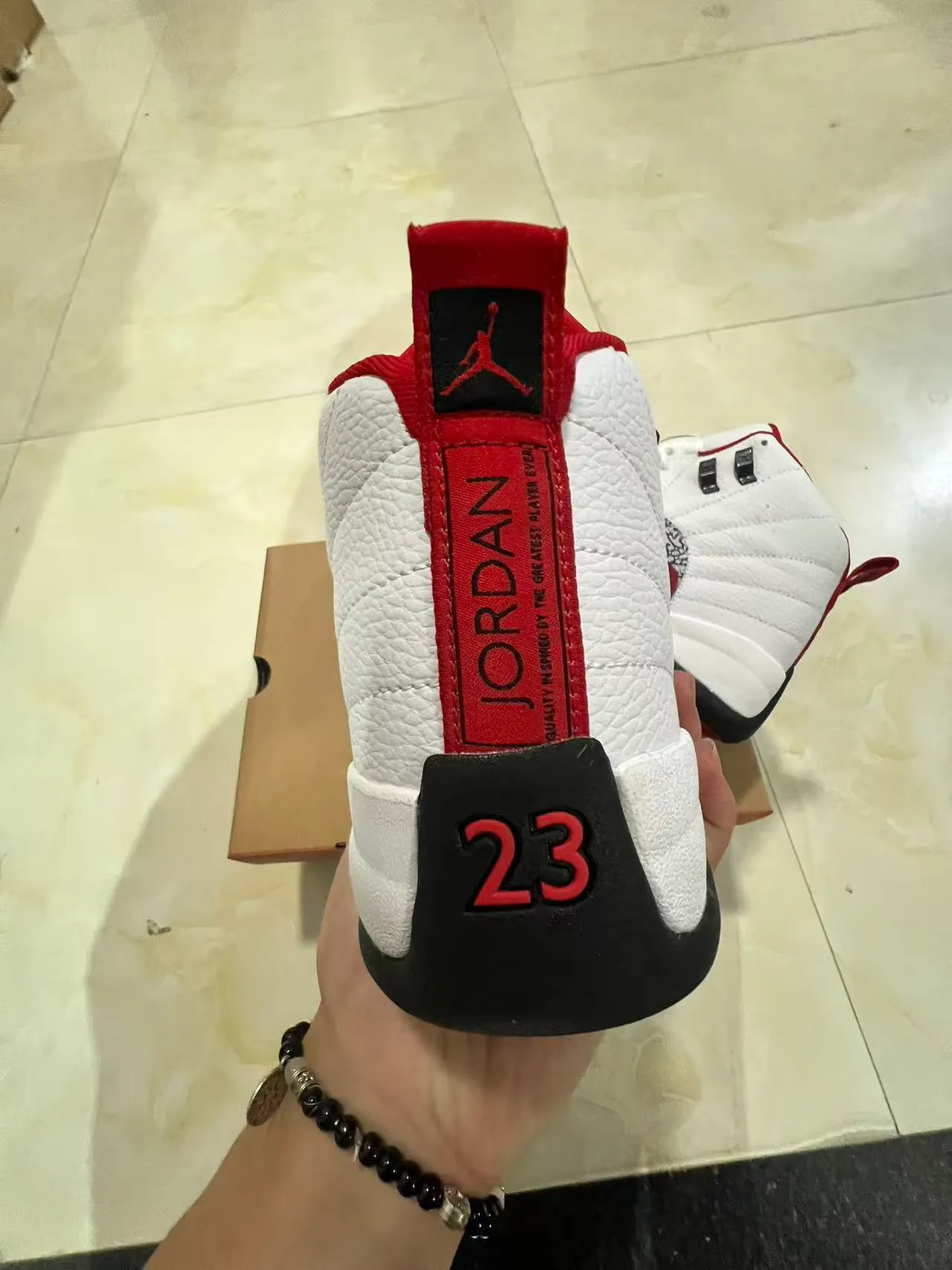 Air Jordan 12 白黑红大象印花篮球鞋 8