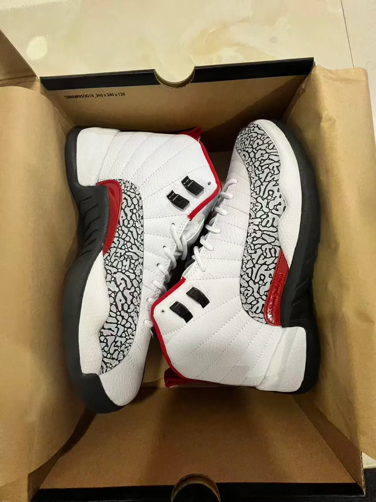 Air Jordan 12 白黑红大象印花篮球鞋 9