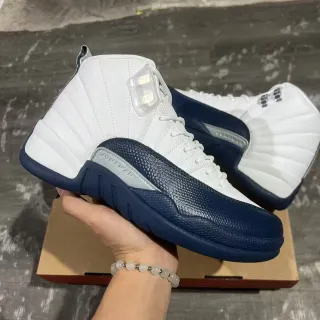 Tênis de basquete Air Jordan 12 branco e azul-marinho
