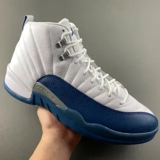 Air Jordan 12 सफ़ेद और रॉयल ब्लू बास्केटबॉल जूते