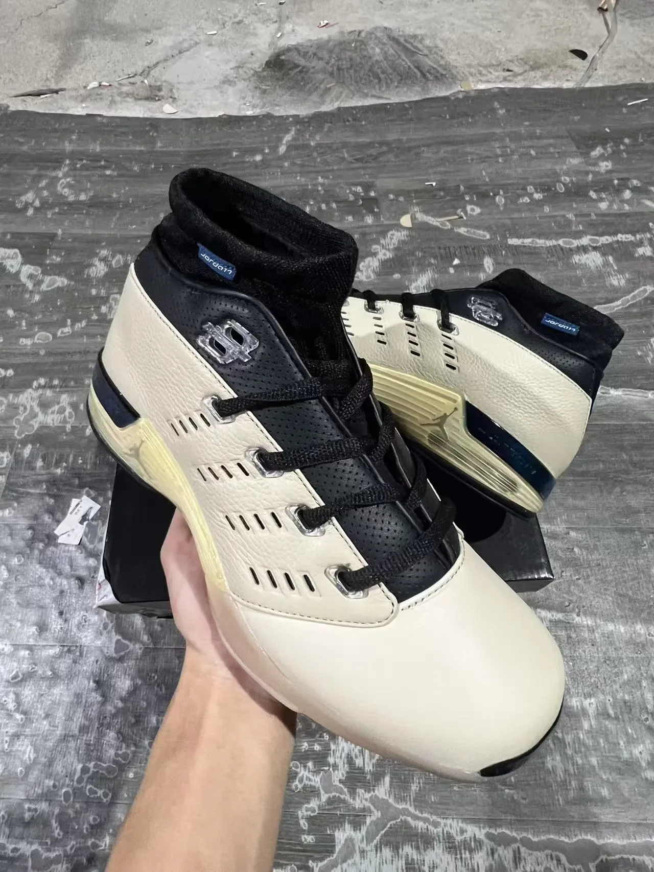 Air Jordan 17 অফ-হোয়াইট এবং কালো বাস্কেটবল জুতো 2