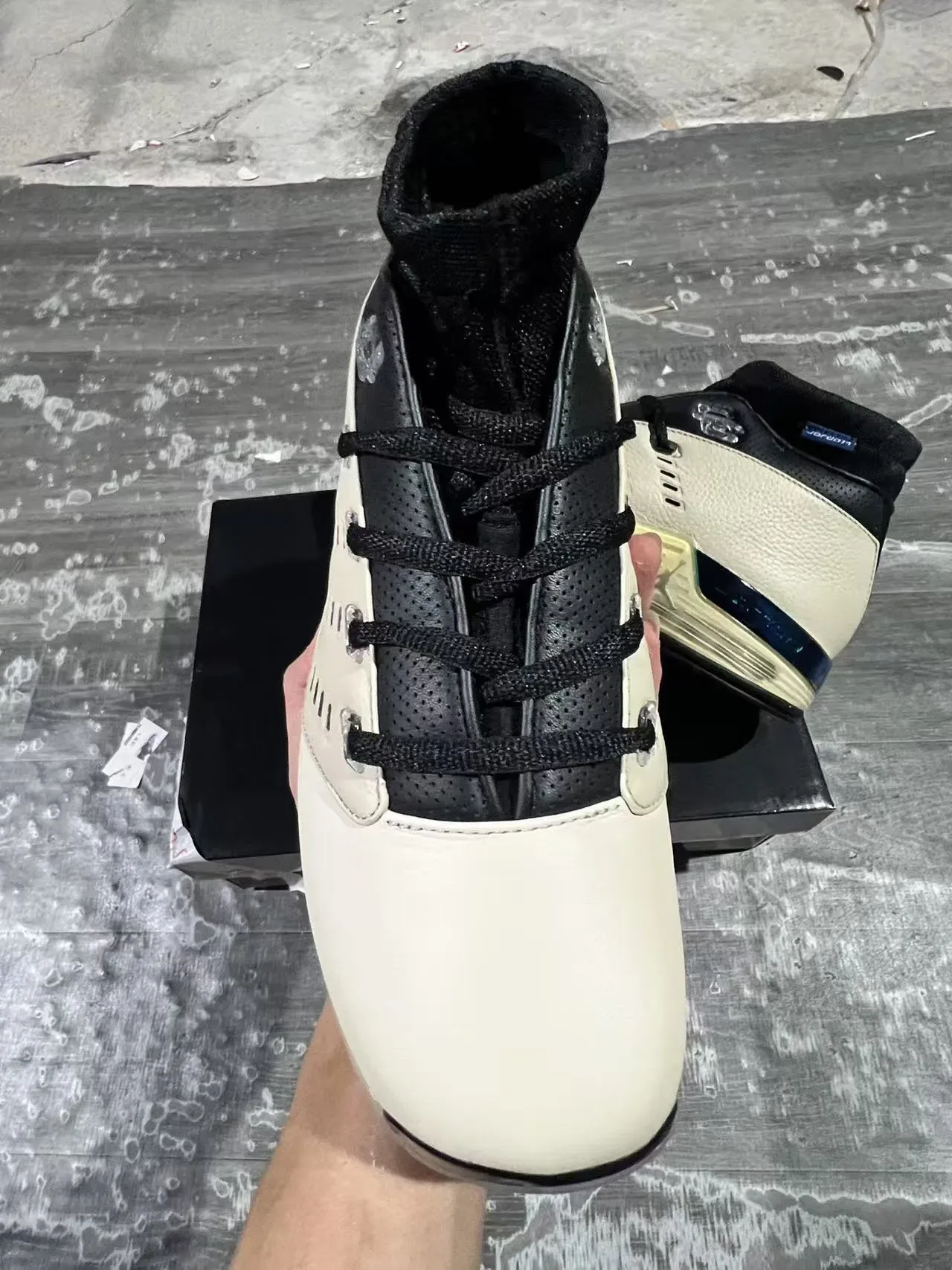 Air Jordan 17 অফ-হোয়াইট এবং কালো বাস্কেটবল জুতো 3