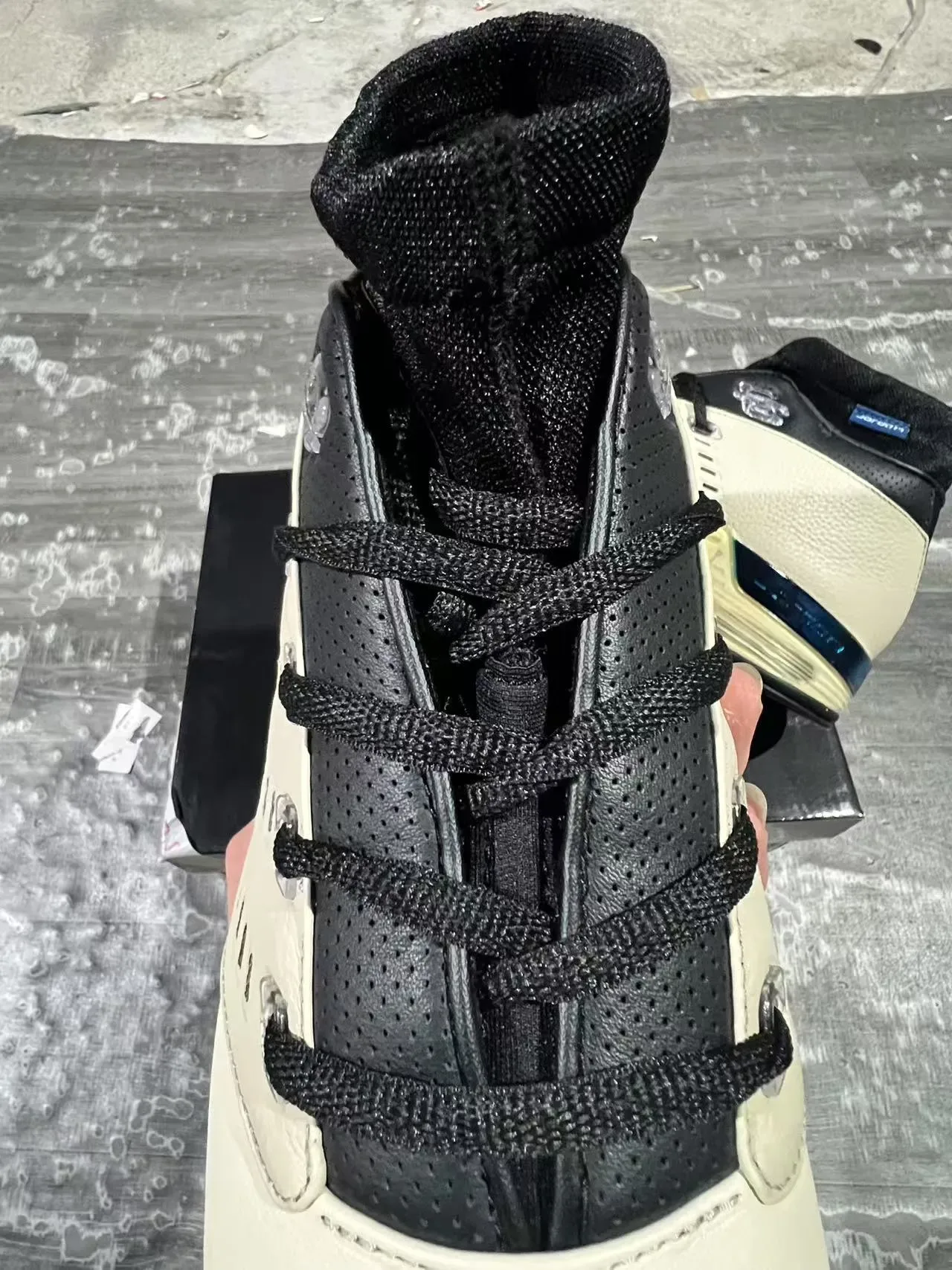 Air Jordan 17 অফ-হোয়াইট এবং কালো বাস্কেটবল জুতো 4