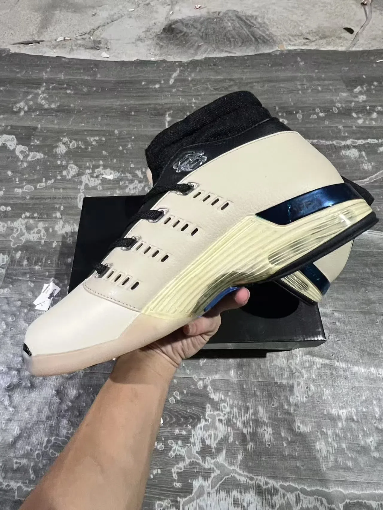Air Jordan 17 অফ-হোয়াইট এবং কালো বাস্কেটবল জুতো 5