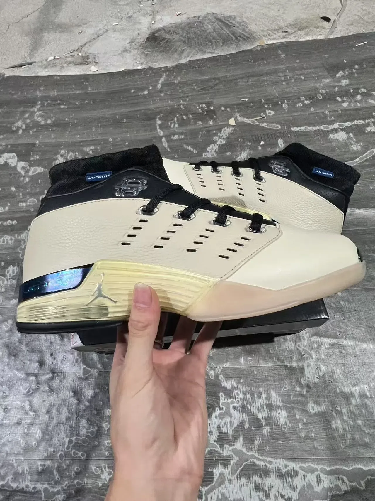 Air Jordan 17 অফ-হোয়াইট এবং কালো বাস্কেটবল জুতো 7