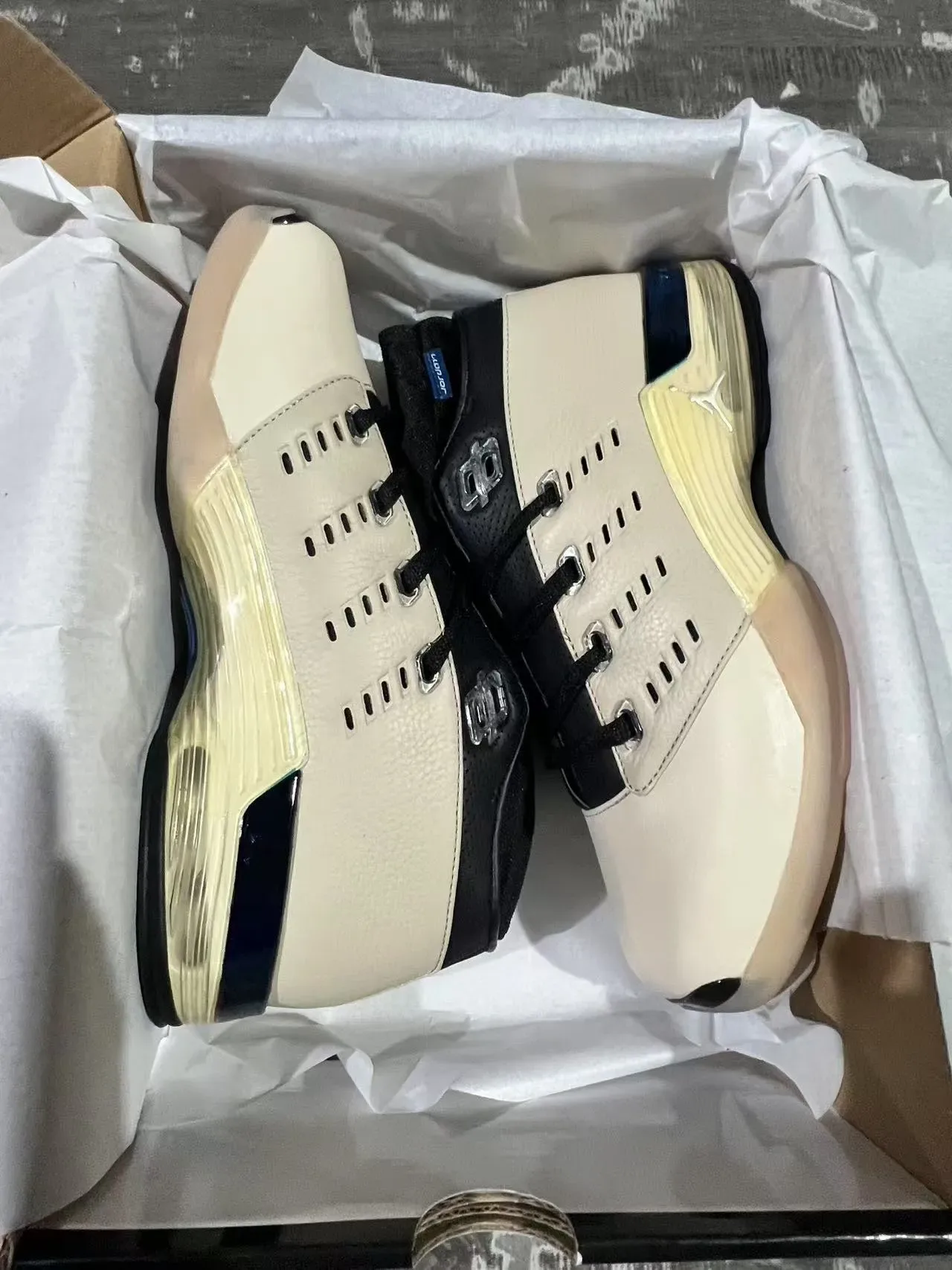 Air Jordan 17 অফ-হোয়াইট এবং কালো বাস্কেটবল জুতো 9