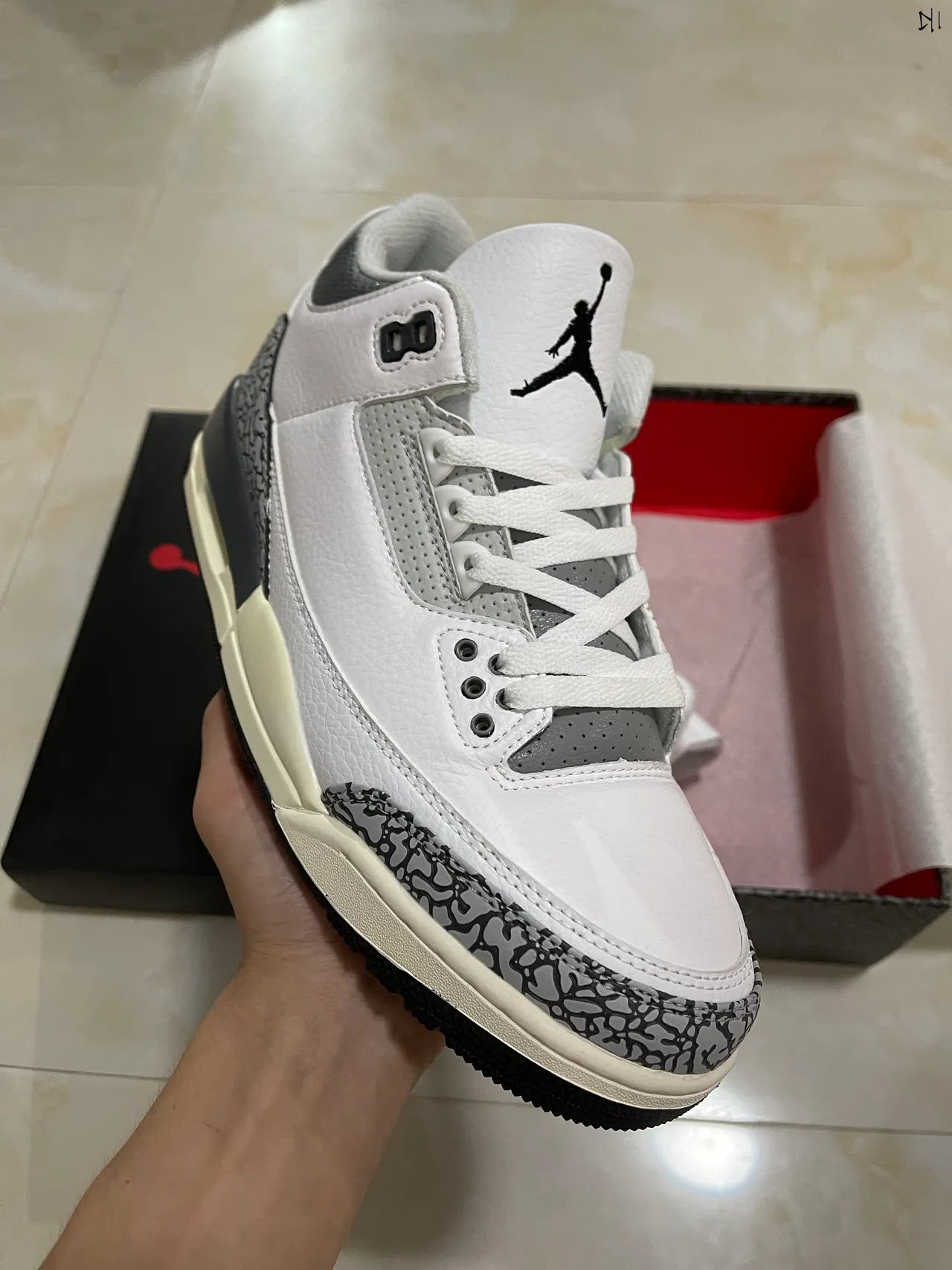 حذاء كرة السلة Air Jordan 3 بنقشة الفيل باللون الأبيض 2
