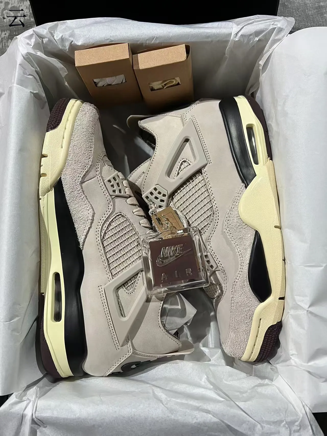 Tênis de basquete Air Jordan 4 bege creme preto 9