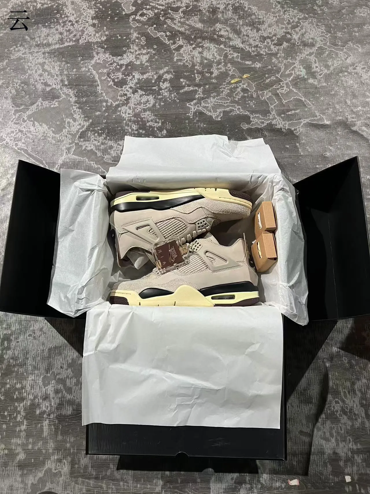 Tênis de basquete Air Jordan 4 bege creme preto 10