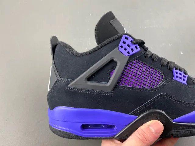 Zapatillas de baloncesto Air Jordan 4 negro y morado 3