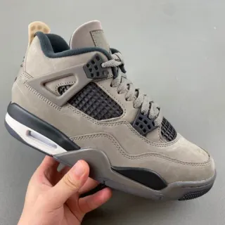 Tênis de basquete Air Jordan 4 em camurça cinza e preta