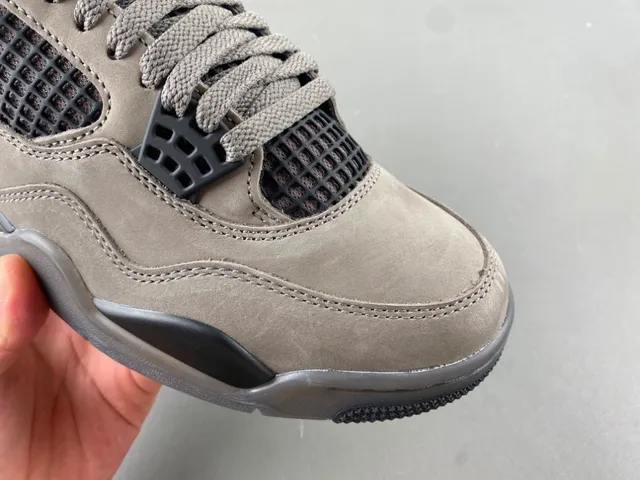 Tênis de basquete Air Jordan 4 em camurça cinza e preta 2