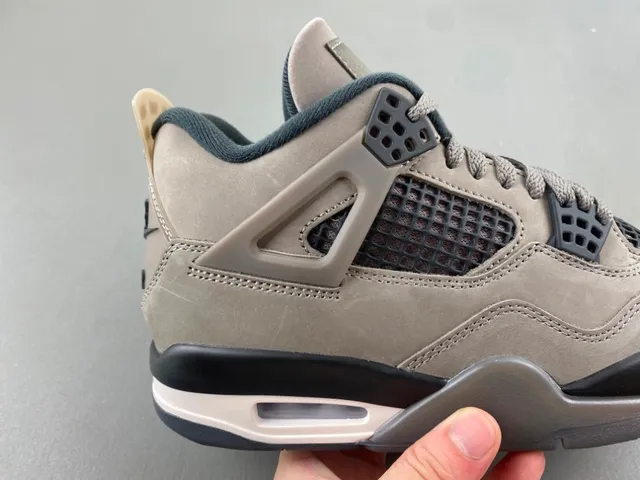 Tênis de basquete Air Jordan 4 em camurça cinza e preta 3