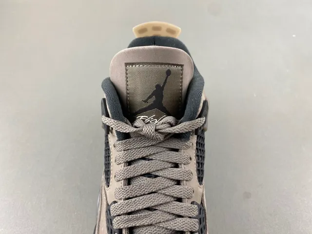 Tênis de basquete Air Jordan 4 em camurça cinza e preta 6