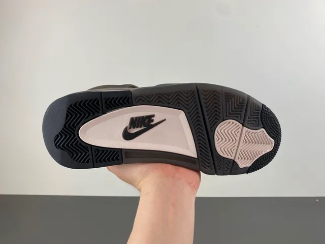 Tênis de basquete Air Jordan 4 em camurça cinza e preta 9