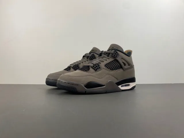Tênis de basquete Air Jordan 4 em camurça cinza e preta 10