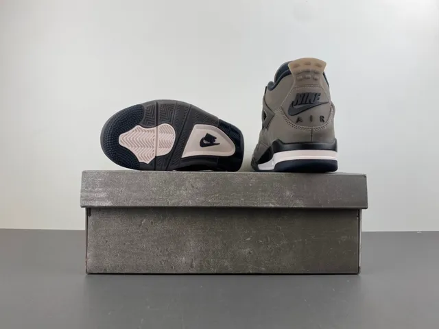 Tênis de basquete Air Jordan 4 em camurça cinza e preta 16