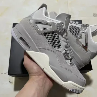 Tênis de basquete de cano alto Air Jordan 4 em camurça e material sintético cinza