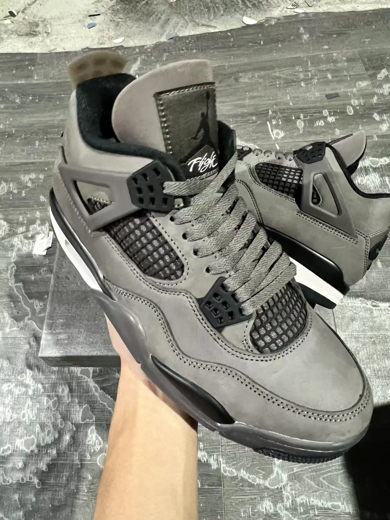 Zapatillas de baloncesto Air Jordan 4 de ante gris y jaula negra 2
