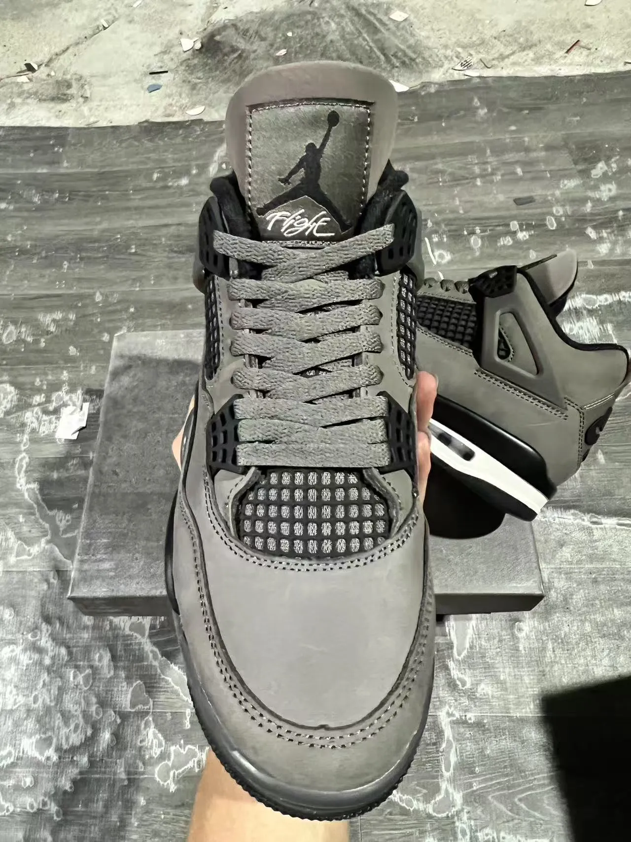 Zapatillas de baloncesto Air Jordan 4 de ante gris y jaula negra 3