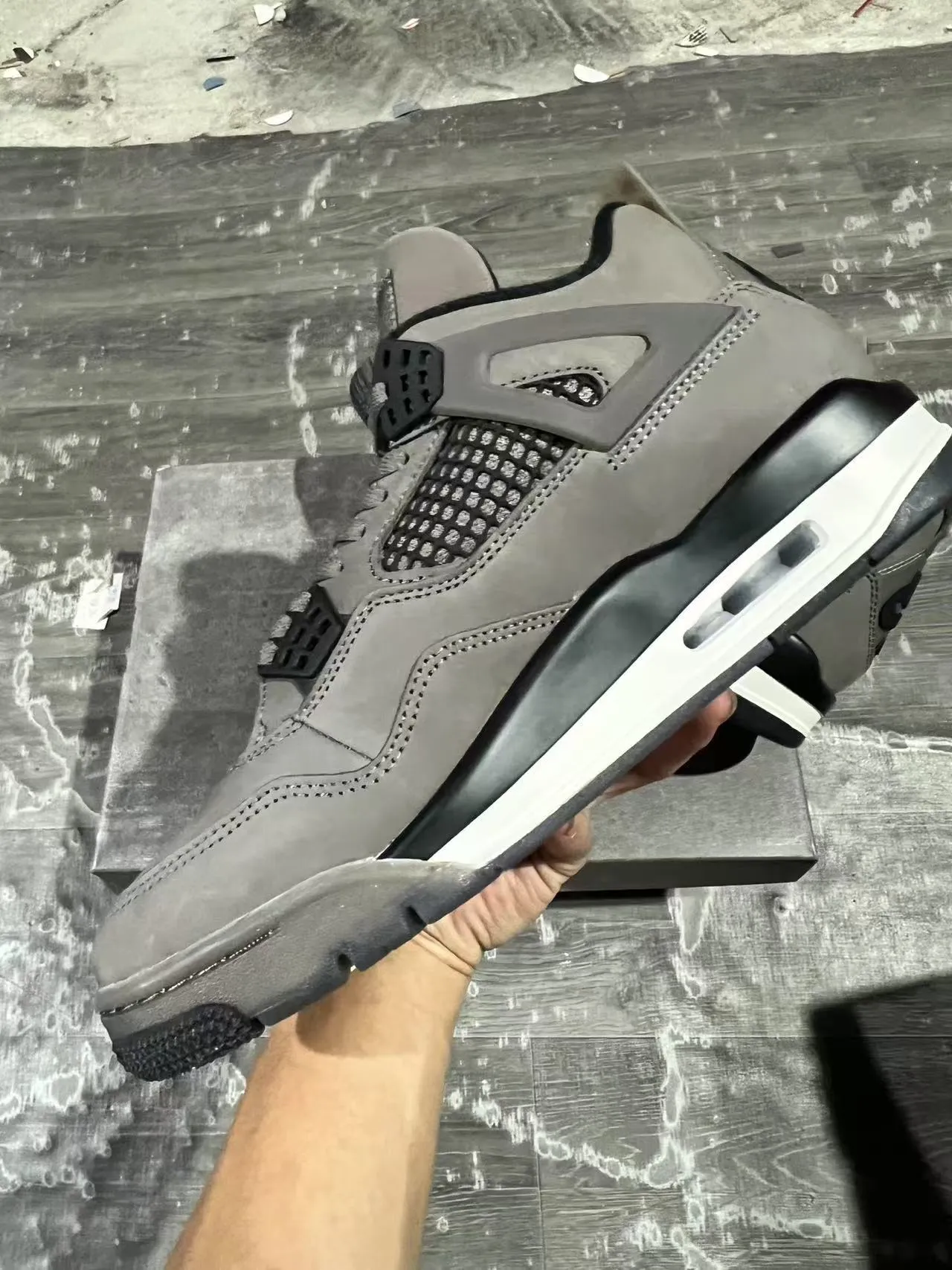 Zapatillas de baloncesto Air Jordan 4 de ante gris y jaula negra 5
