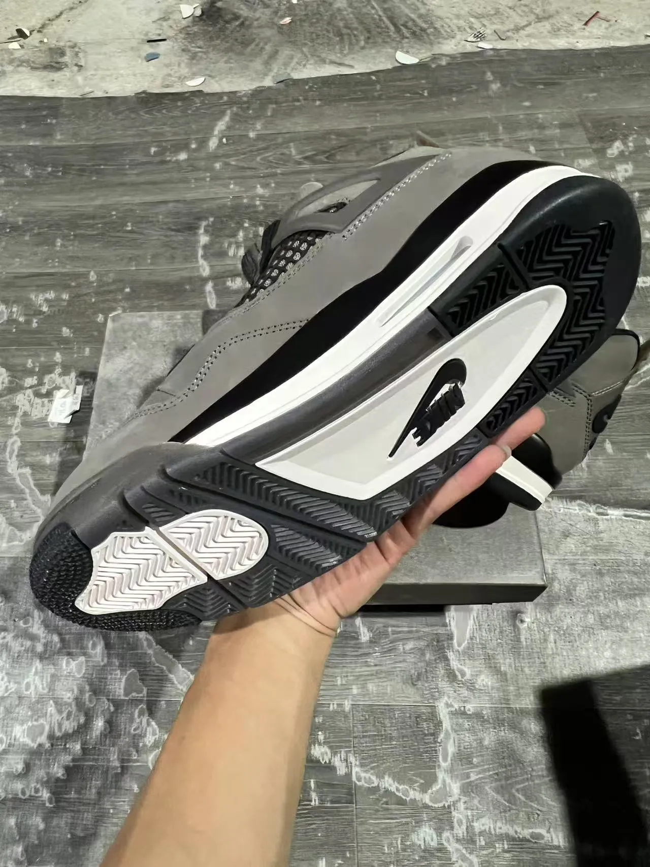 Zapatillas de baloncesto Air Jordan 4 de ante gris y jaula negra 6