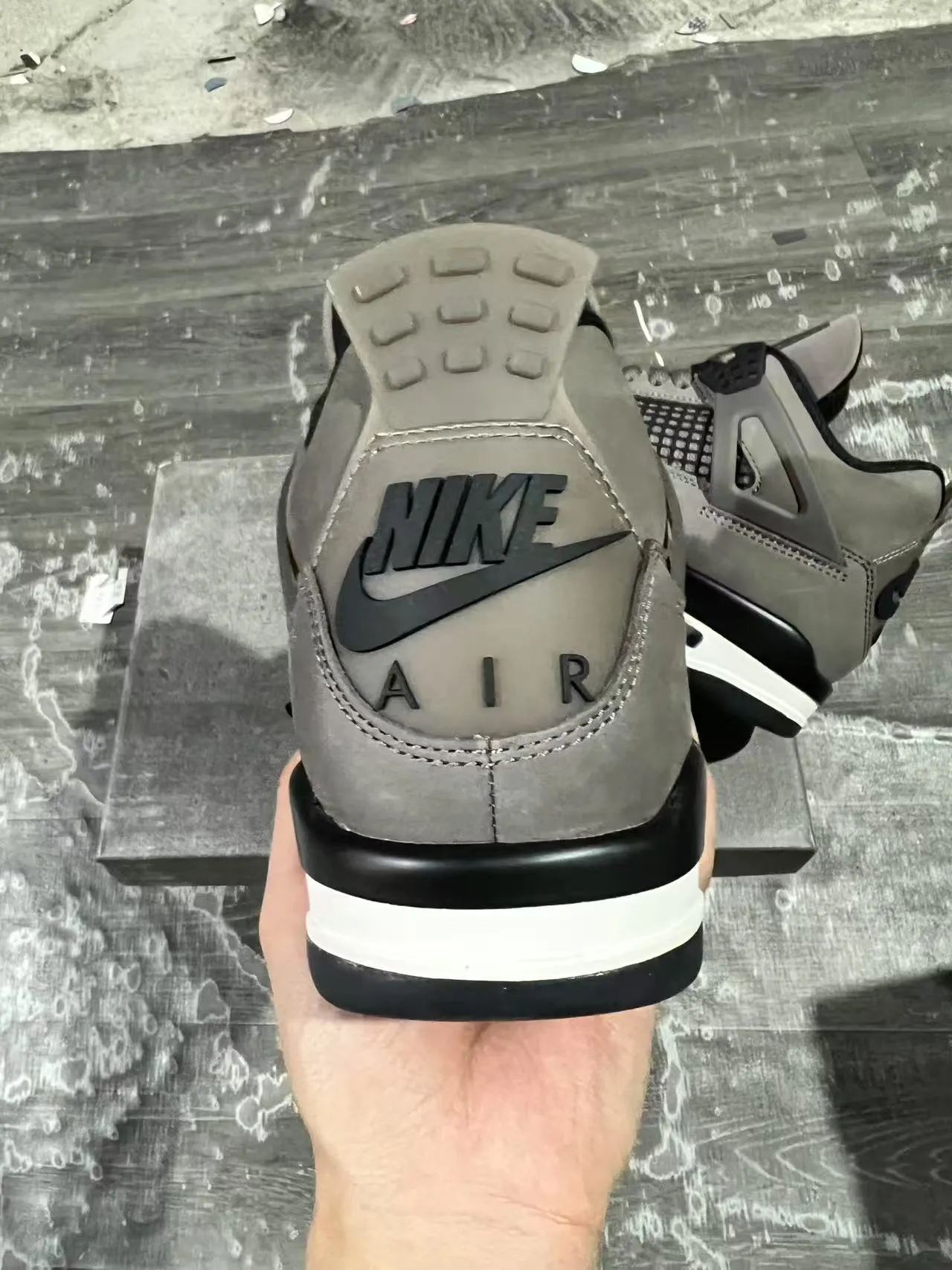 Zapatillas de baloncesto Air Jordan 4 de ante gris y jaula negra 8