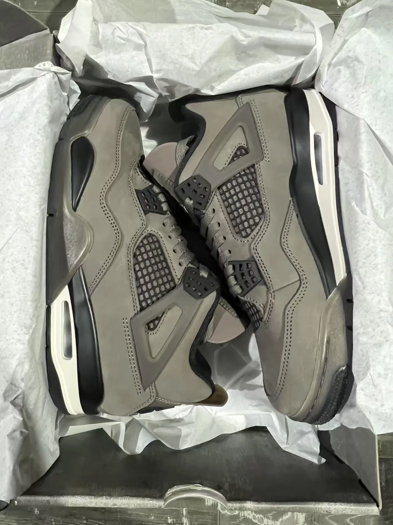 Zapatillas de baloncesto Air Jordan 4 de ante gris y jaula negra 9