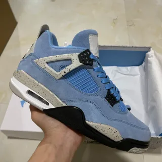 Tênis de basquete Air Jordan 4 de camurça azul-claro com entressola salpicada