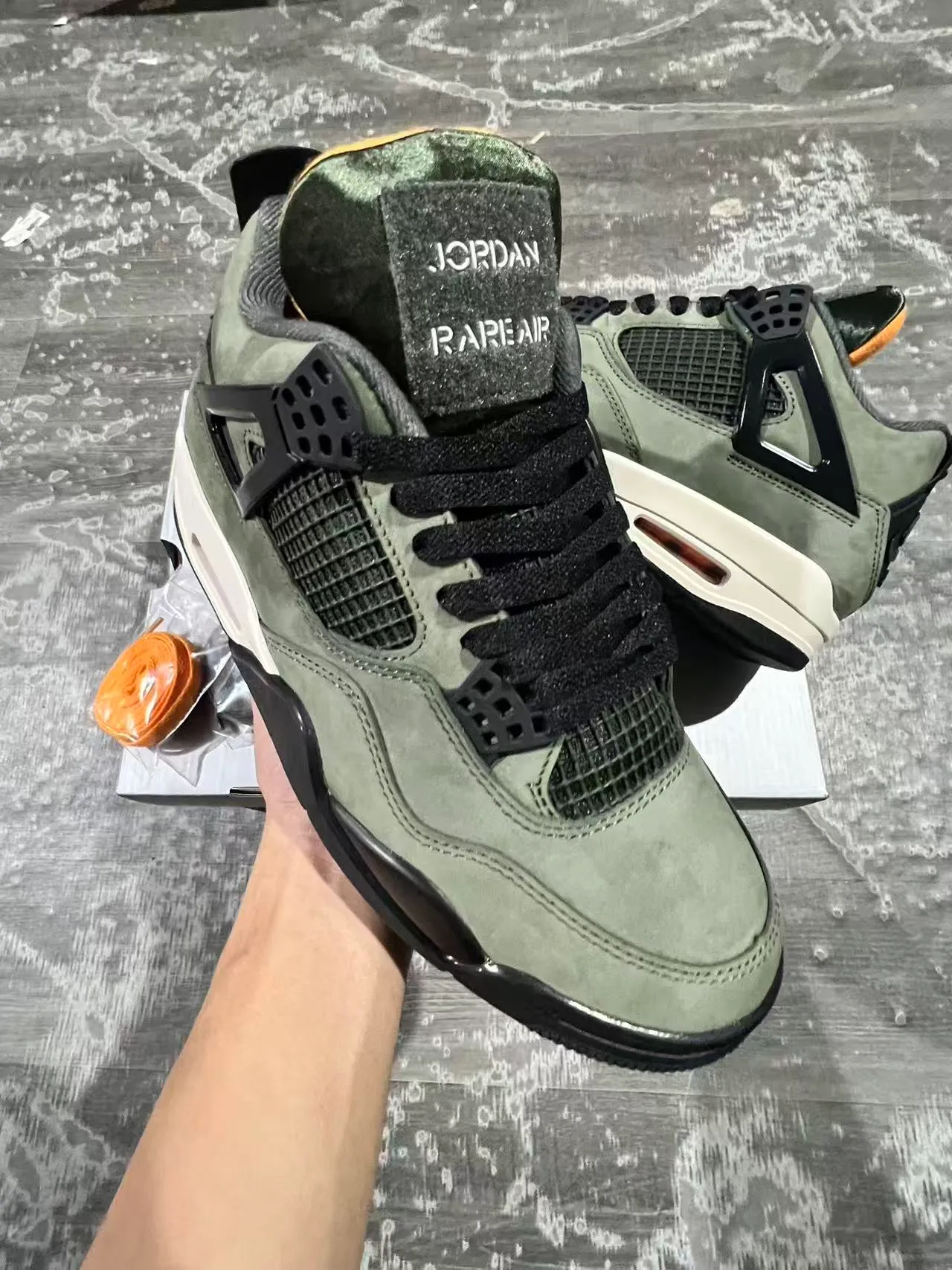 Zapatillas de baloncesto Air Jordan 4 de ante verde oliva con jaula negra 2