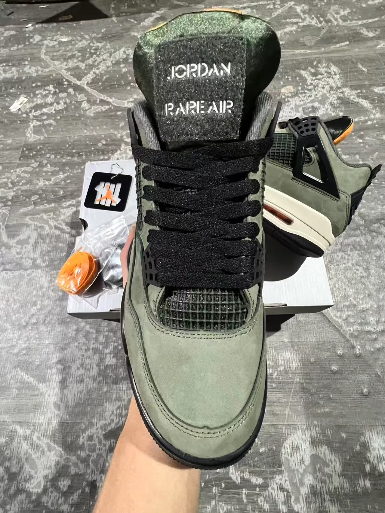 Zapatillas de baloncesto Air Jordan 4 de ante verde oliva con jaula negra 6