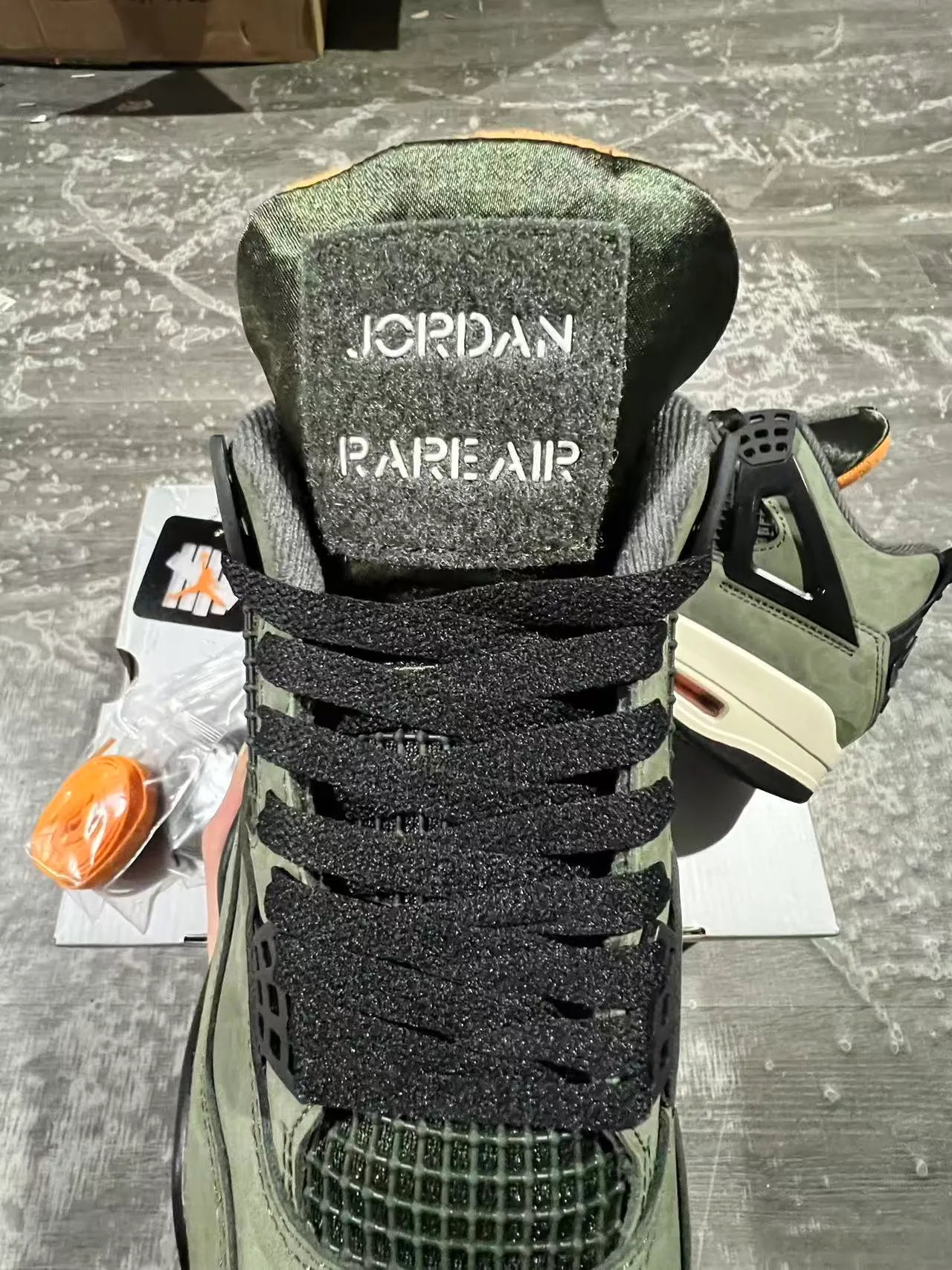 Zapatillas de baloncesto Air Jordan 4 de ante verde oliva con jaula negra 7