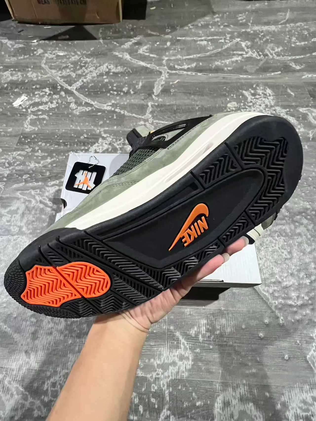 Zapatillas de baloncesto Air Jordan 4 de ante verde oliva con jaula negra 3