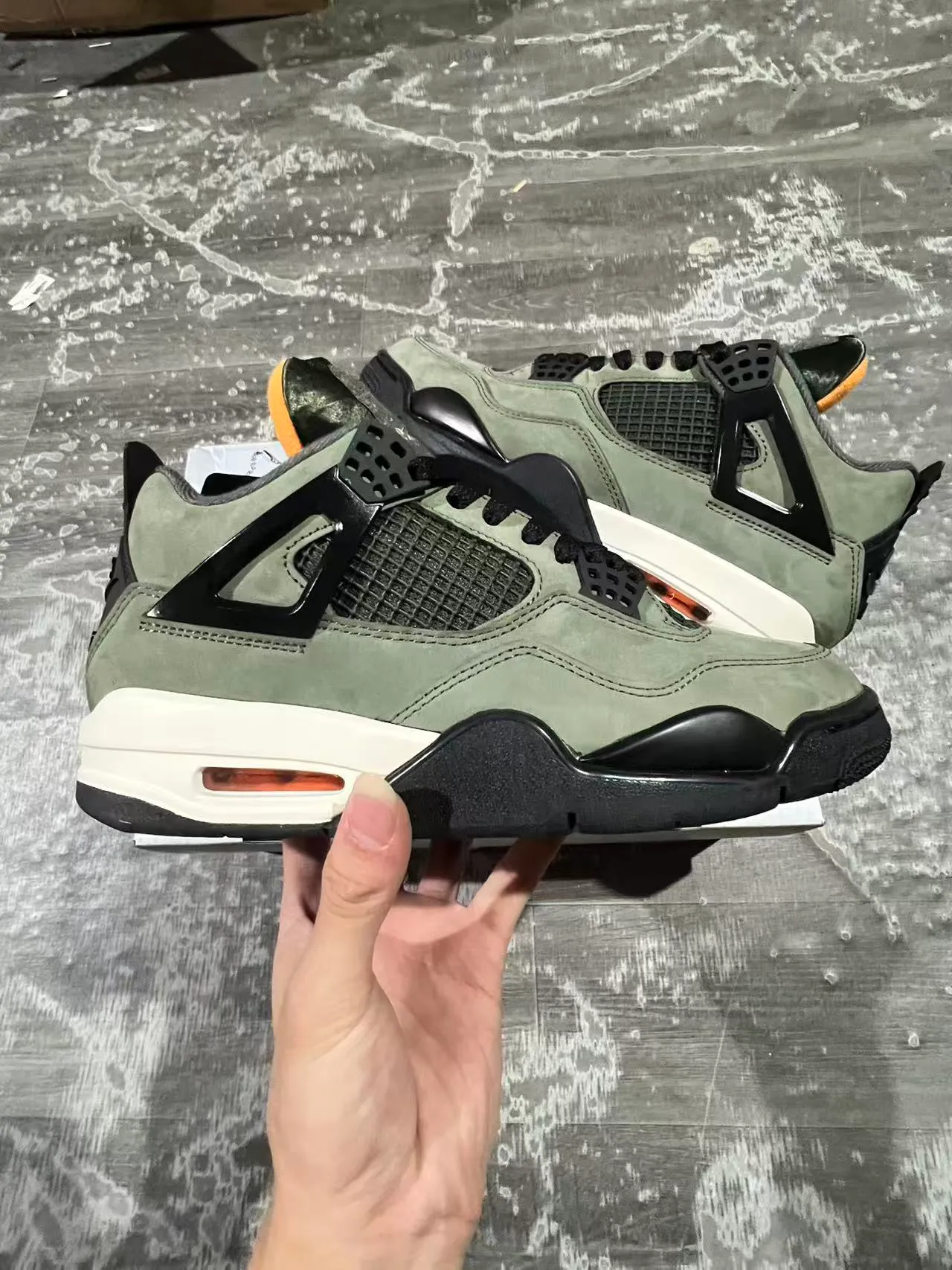 Zapatillas de baloncesto Air Jordan 4 de ante verde oliva con jaula negra 4