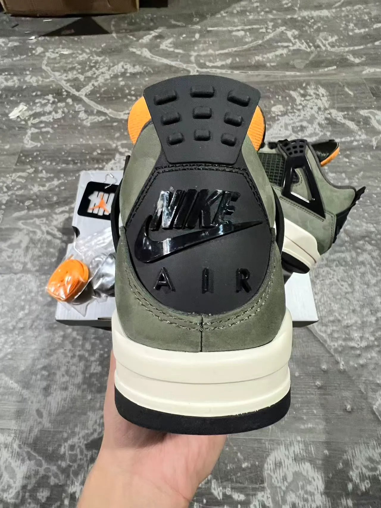 Zapatillas de baloncesto Air Jordan 4 de ante verde oliva con jaula negra 5