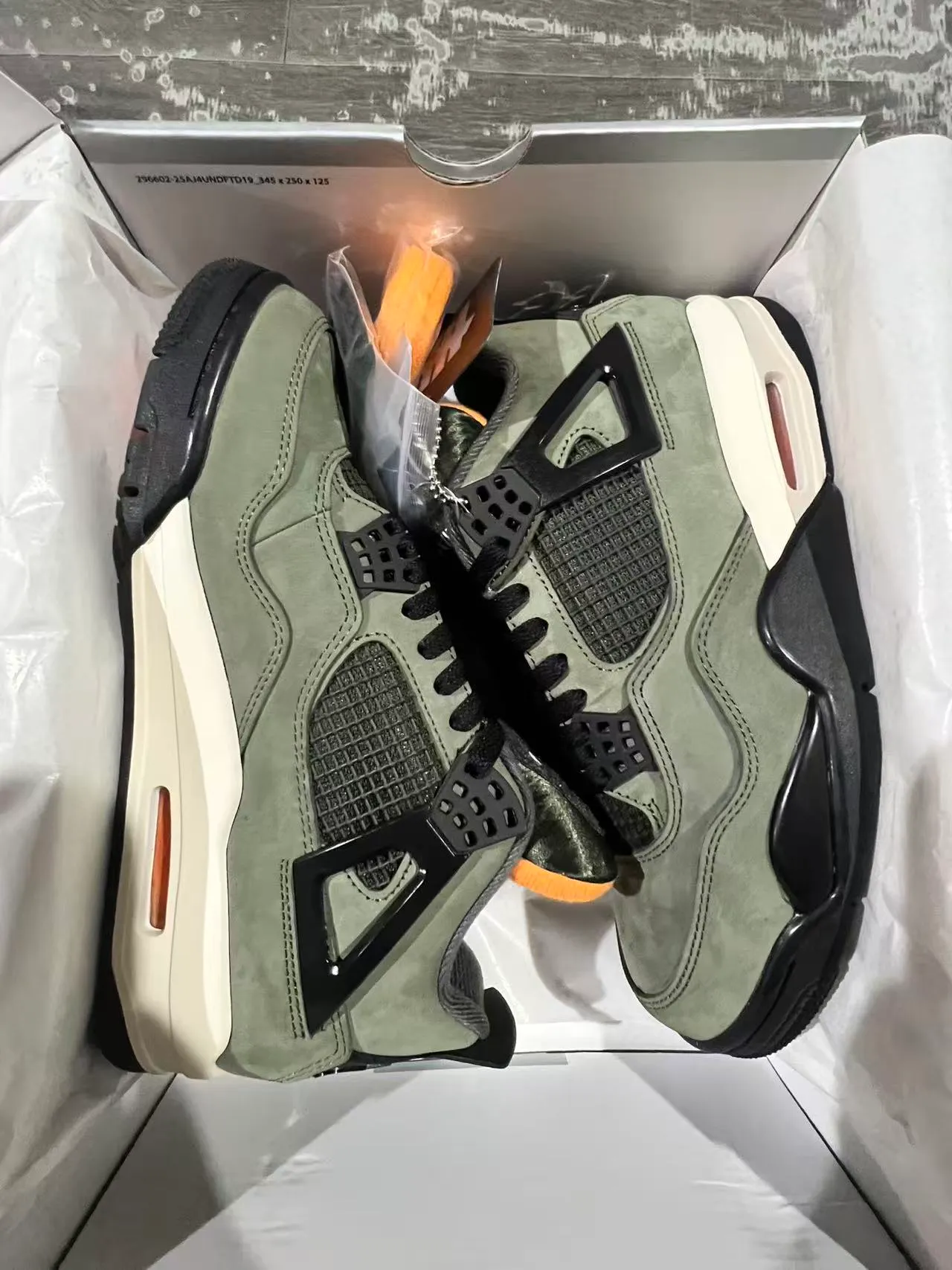 Zapatillas de baloncesto Air Jordan 4 de ante verde oliva con jaula negra 9