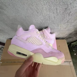 Zapatillas lifestyle Air Jordan 4 rosa y crema